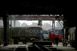 Image du Maroc Professionnelle de  Pour une distribution nationale le chargement du blé au quai des Doc Silos au port de Casablanca se fait grâce à des installations modernes versant le blé en grain directement dans le camion, cette opération automatique gérée par la centrale des doc silos. 31 Décembre 2003. (Photo / Abdeljalil Bounhar)

